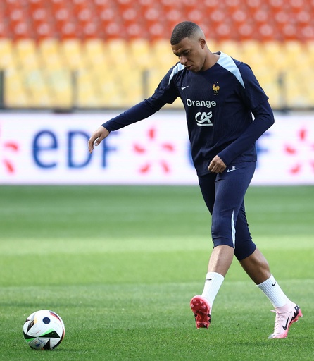 ◼️美品◼️PSG◼️サッカー◼️フットサル◼️エムバペ◼️メッシ◼️レプリカ なぜ”パリSGのメッシ”が誕生したのか？ネイマール、エムバペとの3