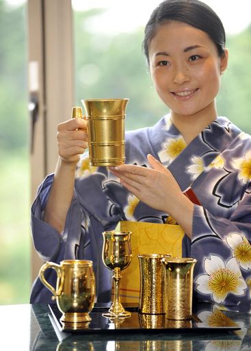 純金製ビールコップで一杯いかが？ 価格は480万円！ 写真8枚 国際