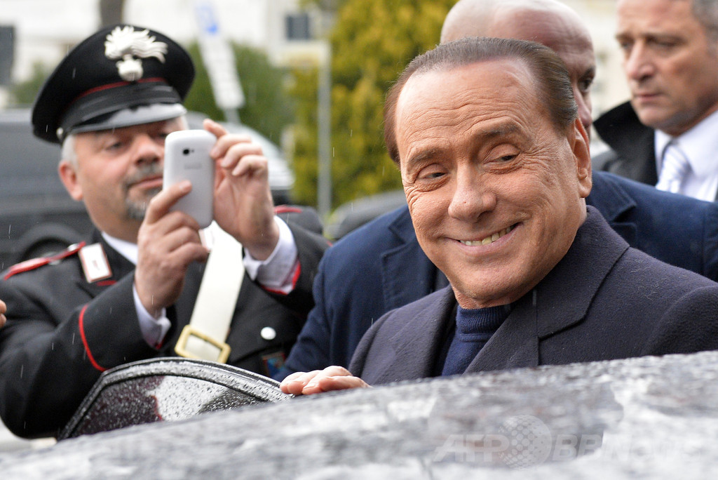 ベルルスコーニ氏の新政治戦略は「ペットの里親探し」 ベルルスコーニ氏の新政治戦略は「ペットの里親探し」