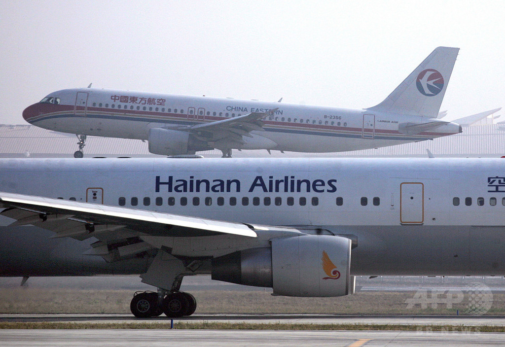 飛行機エンジンに向け硬貨投げる、高齢女性が安全祈願で 中国 飛行機エンジンに向け硬貨投げる、高齢女性が安全祈願で 中国