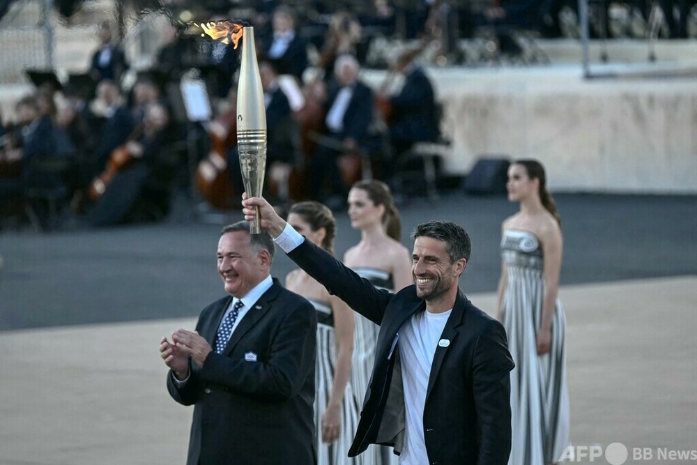パリ五輪聖火、ギリシャから開催地フランスへ引き継ぎ 写真6枚 国際ニュース:AFPBB News