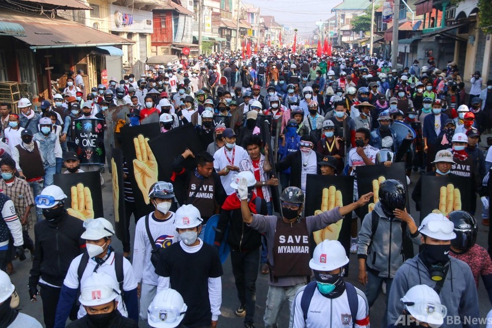 デモ隊に実弾発砲、18人死亡 ミャンマー抗議デモ