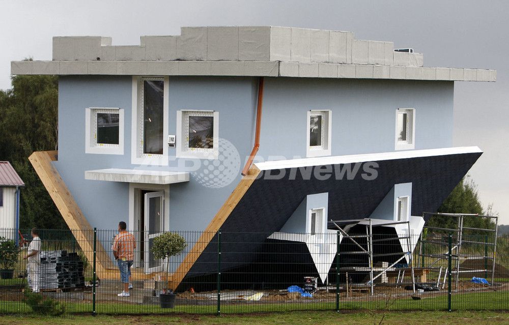 逆さまの家のための直立さの延長装置 話題騒然「逆さまの家」、