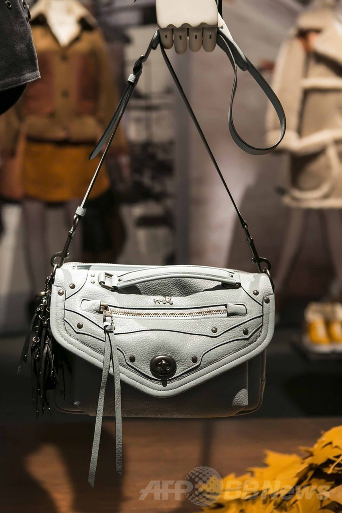 「コーチ」、スチュアート・ヴィヴァースによるデビューコレクションを都内で披露