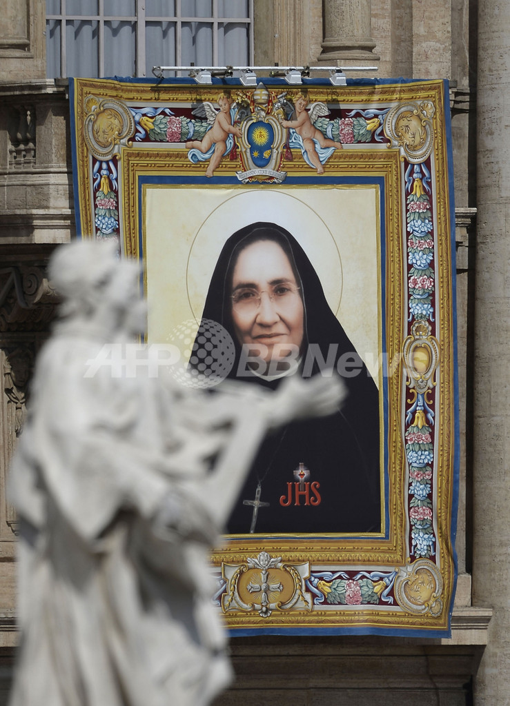 ローマ法王、約800人を聖人に 中絶反対を明言