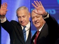 イスラエルの右派暫定政権を率いるベンヤミン・ネタニヤフ首相（左）と、中道派の野党指導者ベニー・ガンツ元軍参謀総長（2019年9月18日作成）。(c)Emmanuel DUNAND and Menahem KAHANA / AFP