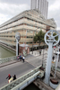 フランスのパリ（Paris）北東19区ビレット運河（Bassin de la Villette）に面したセーヌ河岸（Quai de Seine）に新設されたユースホステル（2008年7月17日撮影）。(c)AFP/FRANCOIS GUILLOT