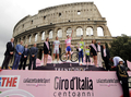 第92回ジロ・デ・イタリア（%%2009 Giro d&apos;Italia%%）第21ステージ（ローマ市街、14.4キロメートル個人タイムトライアル）。ラボバンク（%%Rabobank%%）のデニス・メンショフ（%%Denis Menchov%%、ロシア）が、首位と24秒差の19分06秒でステージを10位で終え、合計タイムを86時間03分11秒として総合優勝を果たした。写真は表彰式で声援に応えるデニス・メンショフ（中央）。（2009年5月31日撮影）(c)AFP/FILIPPO MONTEFORTE