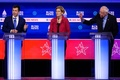 米サウスカロライナ州チャールストンで行われた民主党候補者討論会に参加する（左から）ピート・ブティジェッジ氏、エリザベス・ウォーレン氏、バーニー・サンダース氏（2020年2月25日撮影）。(c)JIM WATSON / AFP