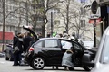 仏パリ（Paris）の風刺週刊紙シャルリー・エブド（Charlie Hebdo）本社襲撃事件の容疑者らが使用した車を調べる警察関係者ら（2015年1月7日撮影）。(c)AFP/DOMINIQUE FAGET