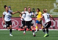 女子サッカーW杯カナダ大会・決勝トーナメント1回戦、ドイツ対スウェーデン。チームメートと得点を喜ぶドイツのアーニャ・ミッターク（中央、2015年6月20日撮影）。(c)AFP/NICHOLAS KAMM