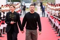 Dデー80年の記念式典に出席したウクライナのウクライナのウォロディミル・ゼレンスキー大統領（右）とオレナ・ゼレンスカ氏。仏ノルマンディーで（2024年6月6日撮影）。(c)Virginia Mayo / POOL / AFP