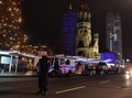 ドイツの首都ベルリンで開かれたクリスマス市にトラックが突っ込んだ現場に立つ警察官（2016年12月19日撮影）。(c)AFP/John MACDOUGALL