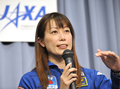 都内の宇宙航空研究開発機構（Japan Aerospace Exploration Agency、JAXA）で記者会見する、2010年に打ち上げ予定の米スペースシャトル「アトランティス（Atlantis）」に登場することが決まった宇宙飛行士の山崎直子（Naoko Yamazaki）さん（2008年11月11日撮影）。(c)AFP/Yoshikazu TSUNO