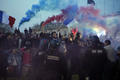 パリ（Paris）で行われた同性婚反対デモで、憲兵隊とにらみ合うデモ参加者（2013年4月21日撮影）。(c)AFP/KENZO TRIBOUILLARD
