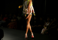 2007年11月7日、インド・バンガロールで開催されたシーバス・ファッション・ツアー（Chivas fashion tour）で発表されたマニシュ アローラ（Manish Arora）の08年春夏コレクション。(c)AFP/Dibyangshu SARKAR