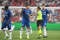 UEFAスーパーカップ、リバプール対チェルシー。チェルシーのセサル・アスピリクエタ（中央）と言葉をかわすステファニー・フラパール主審（右から2人目、2019年8月14日撮影）。(c)Bulent Kilic / AFP