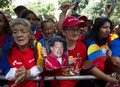 ベネズエラのカラカス（Caracas）で、ウゴ･チャベス（Hugo Chavez）大統領の回復を願う同大統領の支持者ら（2012年12月9日撮影、資料写真）。(c)AFP/JUAN BARRETO