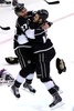 13-14NHL、スタンレーカップ（2014 Stanley Cup）第5戦、ロサンゼルス・キングス（Los Angeles Kings）対ニューヨーク・レンジャーズ（New York Rangers）。ダブルオーバータイムに決勝点を決め、カイル・クリフォード（Kyle Clifford、右）と喜ぶロサンゼルス・キングスのアレック・マルティネス（Alec Martinez、2014年6月13日撮影）。(c)AFP/Getty Images/Christian Petersen