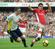 09-10イングランド・プレミアリーグ、アーセナル（%%Arsenal%%）対トッテナム・ホットスパー（%%Tottenham Hotspur%%）。試合はアーセナルが3-0でノースロンドンダービーを制した。写真はボールを競るトッテナム・ホットスパーのロビー・キーン（%%Robbie Keane%%、左）とアーセナルのセスク・ファブレガス（%%Cesc Fabregas%%、右）。（2009年10月31日撮影）(c)AFP/ＣＡＲＬ DE SOUZA