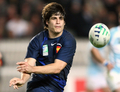 パスを出すフランスのダビッド・スクレラ（%%David Skrela%%）。(c)AFP/FRANCK FIFE
