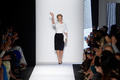 米ニューヨーク市内で発表された「キャロリーナ ヘレラ（Carolina Herrera）」14年春夏コレクションのフィナーレに登場したデザイナーのキャロリーナ ヘレラ（Carolina Herrera、2013年9月9日撮影）。（c）AFP/Getty Images/Frazer Harrison