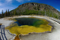 米イエローストーン国立公園（Yellowstone National Park）のブラックサンドベイスン（Black Sand Basin）にある温泉、エメラルド・プール（Emerald Pool）。

1872年に米国初の国立公園として設立されたイエローストーンには、1万を超える間欠泉や泥間欠泉、蒸気孔、温泉がある。ワイオミング（Wyoming）、モンタナ（Montana）、アイダホ（Idaho）の3州にまたがり、公園名はイエローストーン川（Yellowstone River）にちなんでいる（2012年10月8日撮影）。(c)AFP/Karen BLEIER