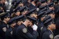 ウィルバート・モラ巡査の葬儀に集まった警察官。米ニューヨークで（2022年2月2日撮影）。(c)ANGELA WEISS / AFP