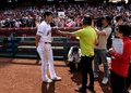 23MLB、ロサンゼルス・エンゼルス対ミネソタ・ツインズ。試合後に日本のテレビ局のインタビューに応じるロサンゼルス・エンゼルスの大谷翔平（2023年5月21日撮影）。(c)Kevork Djansezian/Getty Images/AFP