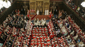 2007年11月6日、ロンドン（London）の上院で開会演説を行うエリザベス女王（Queen Elizabeth II、中央）。(c)AFP/WPA/ALASTAIR GRANT