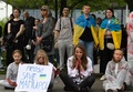 ドイツの首都ベルリンで行われた、ロシアのウクライナ侵攻に反対するデモの参加者（2022年5月4日撮影、資料写真）。(c)Tobias SCHWARZ / AFP