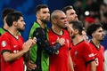 サッカー欧州選手権準々決勝、ポルトガル対フランス。敗戦に落胆するペペ（中央右）らポルトガルの選手（2024年7月5日撮影）。(c)JAVIER SORIANO / AFP