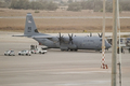 リビアの首都トリポリ（Tripoli）の国際空港に駐機する米空軍の輸送機「C130ハーキュリーズ（C-130 Hercules）」。米政府はリビア・ベンガジ（Benghazi）の米領事館襲撃事件を受け、同国に海兵隊の対テロ部隊を派遣した（2012年9月12日撮影）。(c)AFP/GIANLUIGI GUERCIA