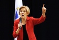 米マサチューセッツ州で演説する民主党のエリザベス・ウォーレン上院議員（2018年10月13日撮影、資料写真）。(c)Joseph PREZIOSO / AFP
