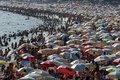 ブラジル・リオデジャネイロ（Rio de Janeiro）で、暑さをしのごうとイパネマ（Ipanema）ビーチに詰めかけた人々（2014年1月4日撮影）。(c)AFP/YASUYOSHI CHIBA