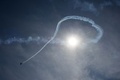 ドイツ・ベルリン（Berlin）で開催のベルリン国際航空宇宙ショー（ILA）で、会場の空に飛行機雲を作る独Extra社の「330LT」（2014年5月20日撮影）。(c)AFP/JOHANNES EISELE