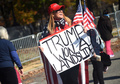 米首都ワシントンで、大統領選での不正を主張する集会に参加したドナルド・トランプ大統領の支持者（2020年11月14日撮影）。(c)Olivier DOULIERY / AFP