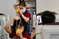 台湾・桃園にある中華航空の施設で行われたイベントで、客室乗務員の仕事を体験する子どもたち（2020年8月8日撮影）。(c)Sam Yeh / AFP