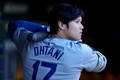 24MLB、シカゴ・カブス対ロサンゼルス・ドジャース。ダッグアウトでバットを構えながら戦況を見守るロサンゼルス・ドジャースの大谷翔平（2024年4月5日撮影）。(c)Michael Reaves/Getty Images/AFP