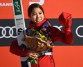 2017-18スキージャンプW杯女子個人第14戦。表彰式で優勝を喜ぶ高梨沙羅（2018年3月24日撮影）。(c)AFP PHOTO / CHRISTOF STACHE