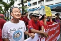 タイ・バンコクの最高裁判所の前に集まったタクシン・シナワット元首相の支持者（2023年8月22日撮影）。(c)Lillian SUWANRUMPHA / AFP