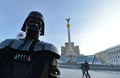 ウクライナの首都キエフ（Kiev）の独立広場に20日、人気映画『スター・ウォーズ（Star Wars）』シリーズに登場する悪役ダース・ベイダー（Darth Vader）が帝国軍兵士ストームトルーパーを伴って現れ、道行く人々に翌21日の「世界終末の日」から逃れられる「宇宙船の乗船チケット」を、缶詰やマッチ、コンドーム、トイレットペーパー、せっけん、電球などと一緒に配った。

このダースベイダーたち、実は同国の政党「ウクライナ・インターネット党（Ukrainian Internet Party）」の活動家。同党では何らかのアピール行動を起こす際、ダースベイダーやストームトルーパーの格好をするのが恒例となっている。

5000年以上続いてきた古代マヤ文明の「長期暦」が21日に区切りを迎えるにあたり、世界各地では「世界が滅亡する」と信じる一部の人々が話題となっている（2012年12月20日撮影）。(c)AFP/SERGEI SUPINSKY