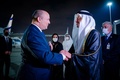 アラブ首長国連邦（UAE）のアブダビ国際空港で、イスラエルのナフタリ・ベネット首相（左）の到着を歓迎するアブドラ・ビン・ザイド・ナハヤン外務・国際協力相（2021年12月12日撮影）。(c)AFP PHOTO/ HO/ WAM