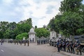 バングラデシュの首都ダッカの最高裁判所前で警備に当たる兵士（2024年7月21日撮影）。(c)Munir UZ ZAMAN / AFP