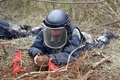 地雷除去作業にあたる兵士（2018年3月6日撮影）。(c)CNS/兪靖