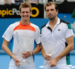 テニス、アピア国際（2012 Apia International Sydney tennis tournament）は15日、オーストラリアのシドニー（Sydney）で男子シングルス決勝が行われ、フィンランドのヤルコ・ニエミネン（Jarkko Nieminen）は6-2、7-5でフランスのジュリアン・ベネトー（Julien Benneteau）を破り、ツアー通算2勝目となる優勝を飾った。

試合前の記念撮影に臨むヤルコ・ニエミネン（左）とジュリアン・ベネトー（2012年1月15日撮影）。(c)AFP/Greg WOOD