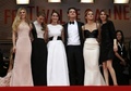 南仏カンヌ（Cannes）で開催中の第66回カンヌ国際映画祭（Cannes Film Festival）で16日、「ある視点」部門に出品されたソフィア・コッポラ（Sofia Coppola）監督作『The Bling Ring』の公式上映が行われた。同作は、2009年、ロサンゼルス（Los Angeles）で10代の若者たちがオーランド・ブルーム（Orlando Bloom）やリンジー・ローハン（Lindsay Lohan）らセレブの自宅を狙って空き巣に入った一連の事件をベースにしている。犯人の1人を演じた英女優エマ・ワトソン（Emma Watson）は「ハリー・ポッター（Harry Potter）」のハーマイオニー（Hermione）役として有名だが、本作で今どきの若者を演じるため、カーダシアン一家やパリス・ヒルトン（Paris Hilton）らが出演するリアリティー番組を何時間も見たという。写真は、レッドカーペットに登場した監督と出演者たち。（左から）クレア・ジュリアン（Claire Julien）、タイッサ・ファーミガ（Taissa Farmiga）、ケイティ・チャン（Katie Chang）、イスラエル・ブルサード（Israel Broussard）、ワトソン、コッポラ（2013年5月16日撮影）。(c)AFP/VALERY HACHE