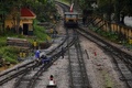 中国と国境を接するベトナム北部ランソン省ドンダンで、鉄道の修復に当たる作業員（2019年2月23日撮影）。(c)Nhac NGUYEN / AFP