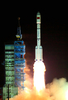 中国北西部・甘粛（Gansu）省の酒泉衛星発射センター（Jiuquan Satellite Launch Center）で打ち上げられる、実験用モジュール「天宮1号（Tiangong-1）」を搭載した「長征2号F（Long March 2-F）」ロケット（2011年9月29日撮影）。(c)AFP