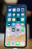 米アップルのスマートフォン「iPhone X（アイフォーン・テン）」。米カリフォルニア州サンフランシスコで（2017年11月3日撮影）。(c)Elijah Nouvelage / AFP